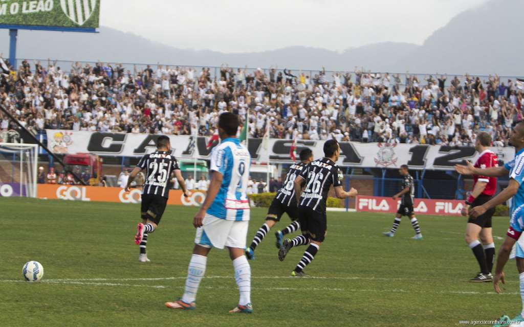 O Corinthians busca um recorde. O Avaí, o alivio.