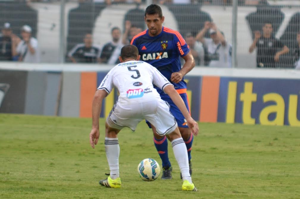 Autor do único gol da partida, Diego Souza encara marcação de Josimar - Manoel Messias