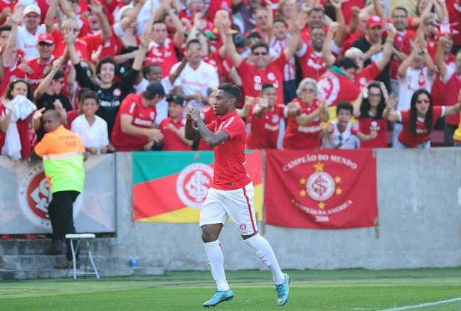 Vitinho marcou os dois gols da vitória do Inter sobre um desmotivado Cruzeiro
