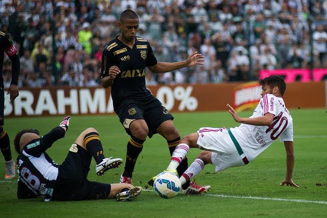 Jogando um pouco atrás, o Flu chegou com perigo em alguns momentos na primeira etapa