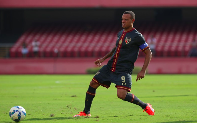 Luis Fabiano indica acerto com clube chinês nas redes sociais