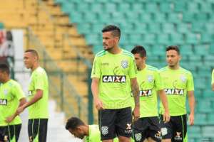 Rafael Bastos, do Figueirense, sobre permanência na Série A: 'muito merecido'