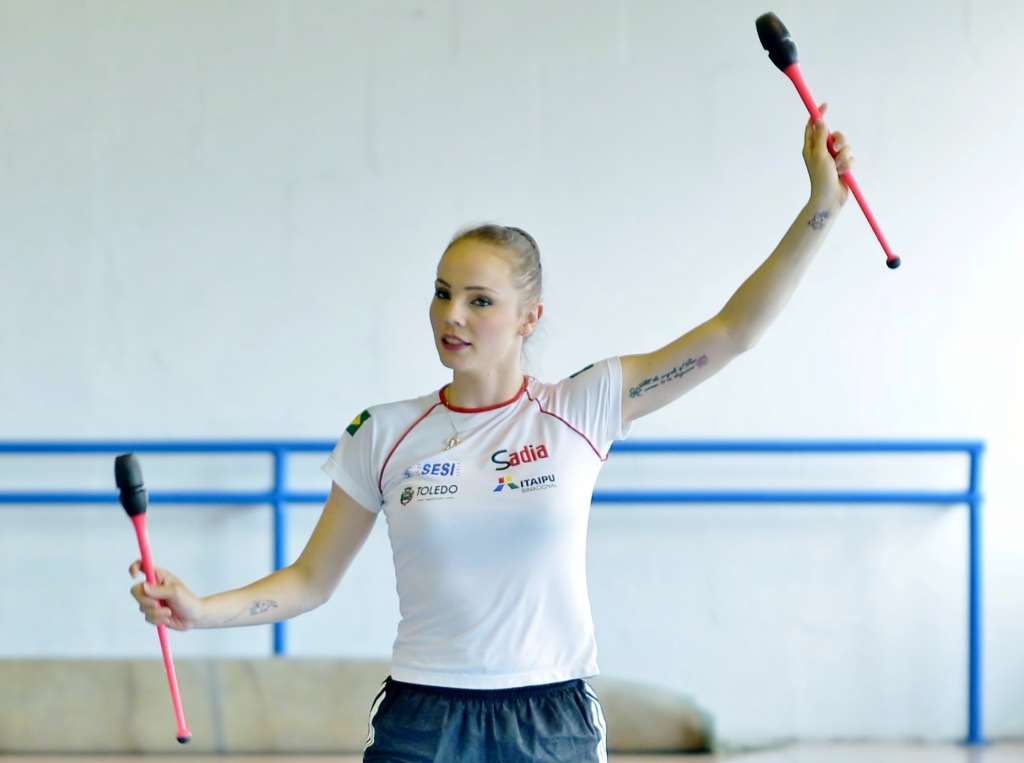 A atleta paranaense Angélica Kvieczynski, busca uma vaga no conjunto brasileiro para ir ao Rio-2016, após não se classificar no individual (Divulgação)