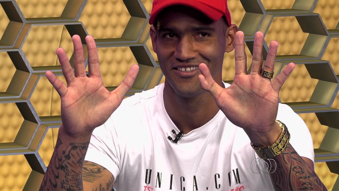 Com 11 dedos, o goleiro Edson se destacou debaixo das traves do Tigrão. (Foto: Reprodução/ TV Anhanguera)