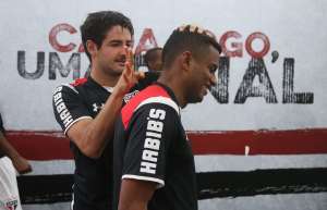 Liverpool pode passar a perna no Barcelona e tirar Pato do Corinthians por R$ 80 mi