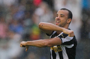 Botafogo vacila e Roger Carvalho se aproxima de acerto com Palmeiras