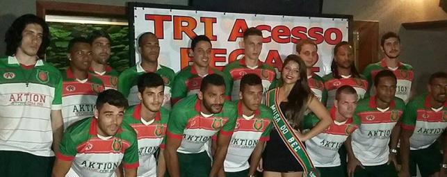 Elenco do Barretos e sua musa animados. Foto – Ermando Café – Site Bola que Segue  - Ermando Café – Site Bola que Segue