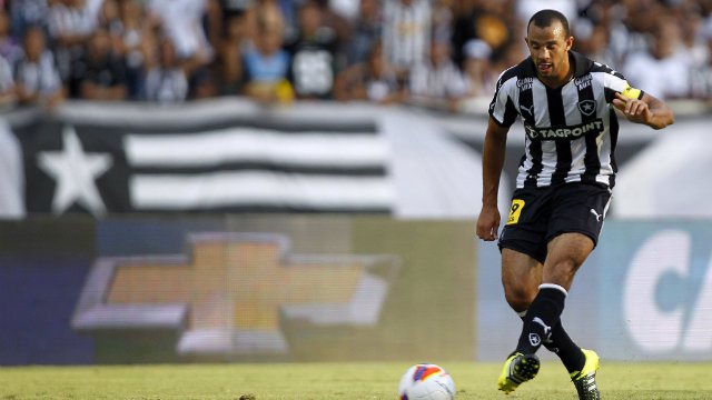 Campeão da Série B pelo Bota, Roger Carvalho chega para disputar posição na zaga palmeirense