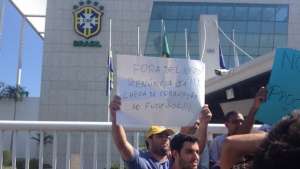 Ex-jogadores leem manifesto em protesto diante da sede da CBF