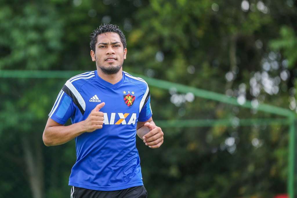 Hernane Brocador não teve muito sucesso no Sport, mas pode desembarcar no Santos