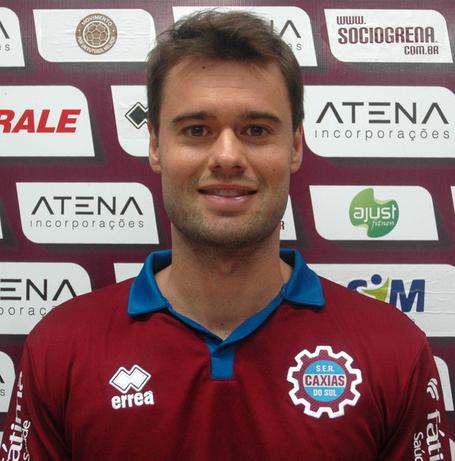 Douglas Packer, meia rebaixado com ex-Caxias, pode assinar com Guarani