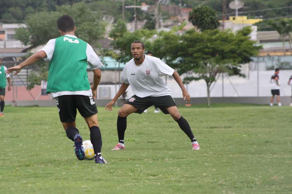 Arthur Santos ex-Rio Branco e cobiçado no interior assina com o Paulista