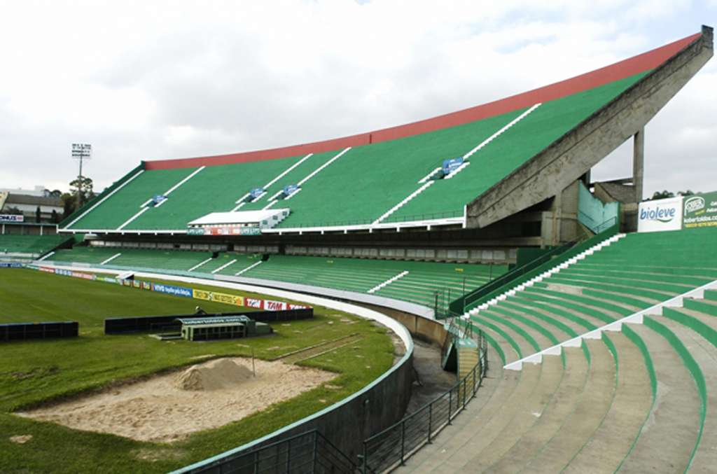 Com problemas na Justiça do Trabalho, o Guarani quase teve seu estádio demolido (Foto: guaranifc.com.br)