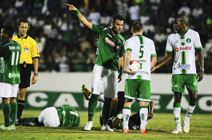 A partida contra o Juventude, que rendeu a demissão de Paulo Roberto, foi recheada de tensão (Foto: Rodrigo Villalba)