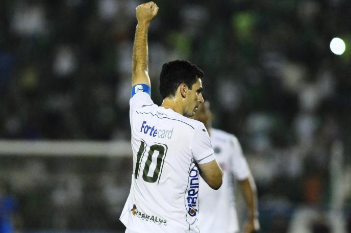 O gol de Fumagalli no último minuto, contra o Tombense, reacendeu as esperanças do Bugre. (Foto: Rodrigo Villalba)