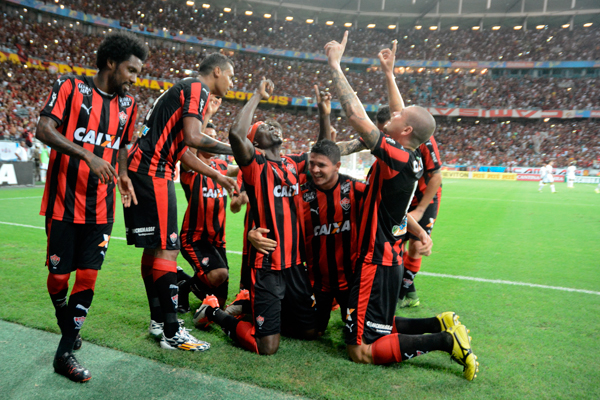 Vitória superou começo de ano turbulento, se reergueu e conquistou o acesso