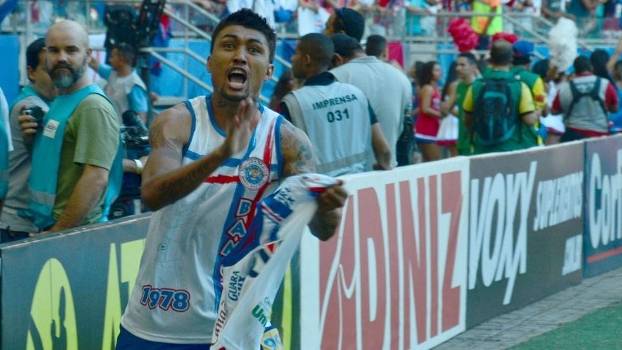 Kieza causou polêmica ao comemorar gol com camisa de torcida organizada banida dos estádios.