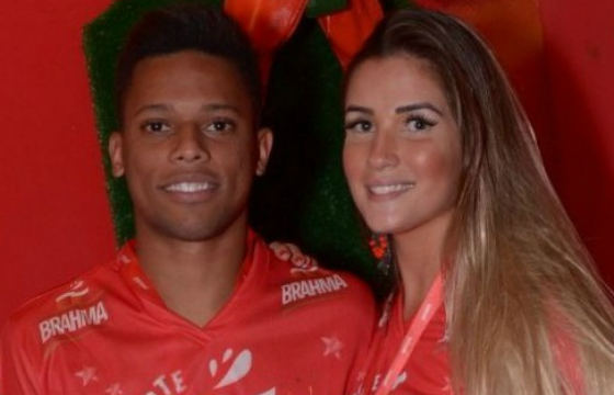 André ao lado da namorada Aline Gotschalg, que o 