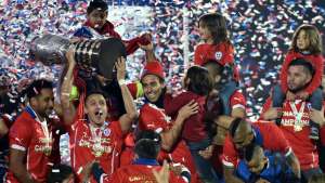 São Paulo negocia com Mena, do Cruzeiro e campeão da Copa América pelo Chile