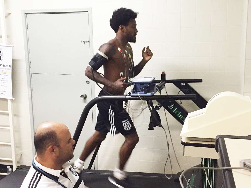 Rhayner chegou à Ponte Preta para realizar exames médicos e testes físicos - Fotos: PontePress/RodrigoCeregatti