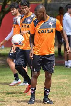 Amaral renova com o Vitória para 2016