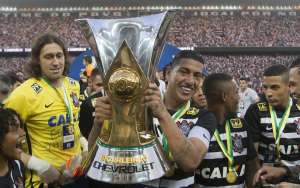 Irritada, torcida do Corinthians pede que jogadores 'não beijem o escudo'