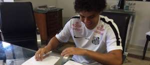 Paulistão: Victor Ferraz assina novo contrato até 2019 e fica no Santos