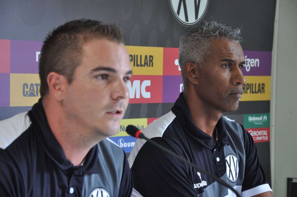 Mateus Simoso fala enquanto Claudinho Batista observa ao fundo: Muito trabalho no XV de Piracicaba  - Foto: Vitor Prates