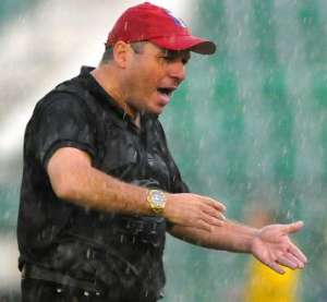 Pior técnico do Brasil, o desmoralizado João Telê, promete outra vez abandonar a carreira