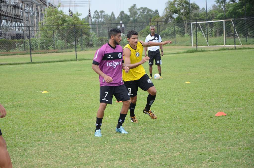 Claudinho Batista observa jogadores do XV de Piracicaba em treinamento: Preparação a todo vapor