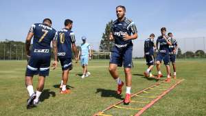 Com Cristaldo e Mouche, Palmeiras faz treino com bola em Itu