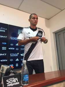Wellington Paulista é apresentado oficialmente e chega falando em títulos na Ponte Preta