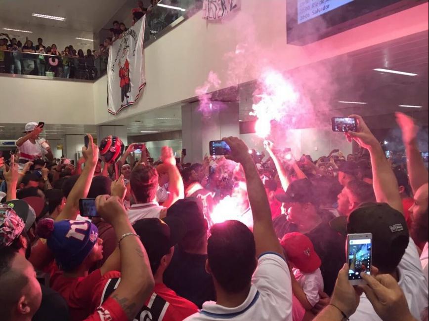 Centenas de torcedores do São Paulo recepcionam Lugano no aeroporto