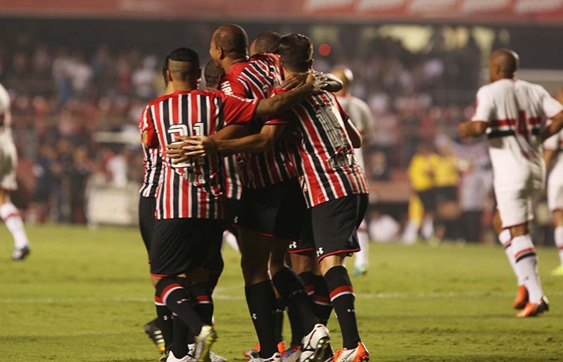Aloísio Chulapa no meio da festa são-paulina