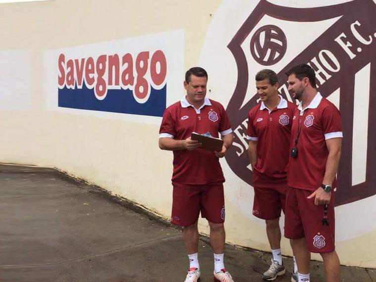 Alessandro Teles (meio) não faz mais parte da comissão técnica do Sertãozinho. (Foto: Divulgação/Sertãozinho FC)