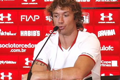 Após ser apresentado, Lugano concedeu entrevistado coletiva aos jornalistas 