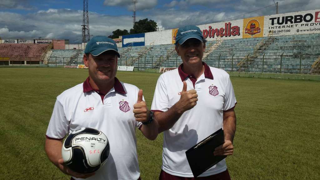 Manoel Fernando (dir) é o novo auxiliar técnico de Ito Roque. (Foto: Divulgação/Sertãozinho FC)