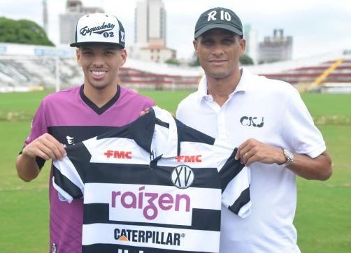 Ao lado do filho, Rivaldo posa com a camisa do XV de Piracicaba