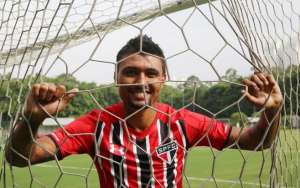 Paulistão: Documentação chega e São Paulo anuncia a contratação do atacante Kieza