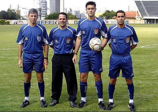 José Henrique Carvalho está com a bola na mão e Ednílson Corona é o primeiro da esquerda para a direita -  Foto: Orlando Lacanna - Jogos Perdidos
