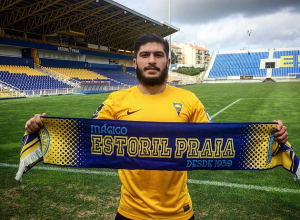 Português: Emprestado pelo São Paulo, lateral-esquerdo fecha com o Estoril