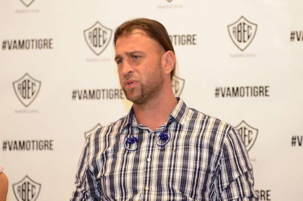 A diretoria falou que falta apenas um reforço para fechar o elenco do técnico Bordon