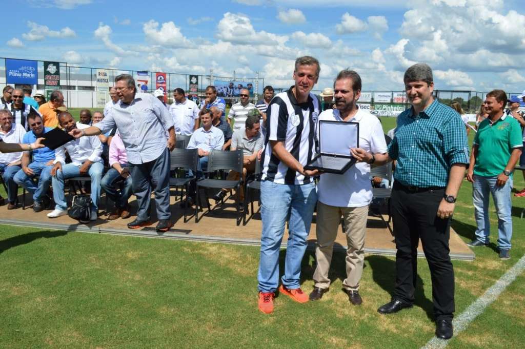 Presidente do CAV, da FPF e prefeito Júnior Marão estiveram no evento