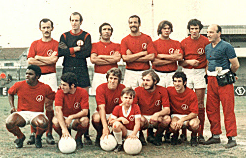 Elias Pássaro no ótimo Juventus de 1971 com Roberto Brida, Miguel, Celso, Oscar Amaro, Osmar e Carlos. Agachados: Luiz Antônio, Adnan, Sérgio Pinheiro, Brecha e Toninho Minhoca.