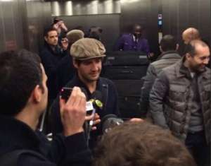 Pato chega a Londres para assinar com o Chelsea: 'É a minha nova casa'