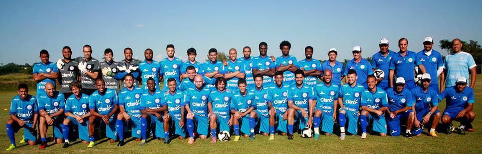 Os jogadores do São Bento ficaram perfilados para a foto oficial, antes do amistoso em Morungaba 