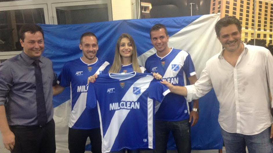 Os jogadores, Danilo Sacramento e Rodrigo Soares posaram ao lado dos dirigentes do clube para apresentar a nova camisa do Taubaté