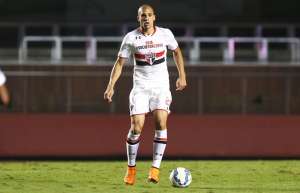 Diretoria do São Paulo enfrenta problemas com agente do zagueiro Dória