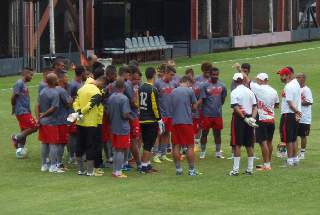 Edson Vieira orienta jogadores do Flamengo em treino - Fotos: Marcos V. Ribeiro/AA Flamengo