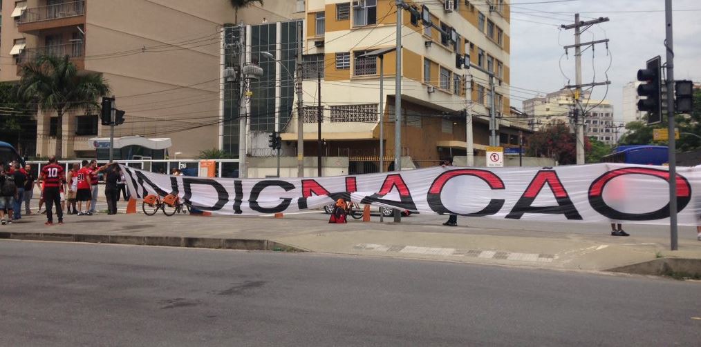 Torcedores realizam manifestação na Ferj contra desmandos da entidade